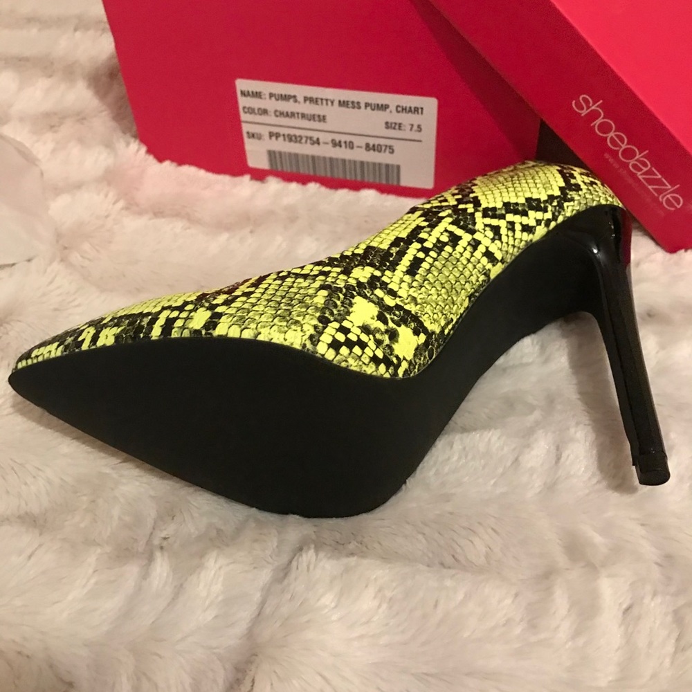 Chartreuse/Black Snakeskin pumps - Picture 2 of 5